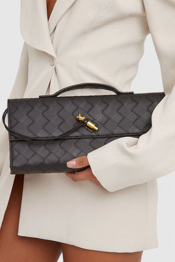 Melanie Pochette con Detalle de Nudo Dorado