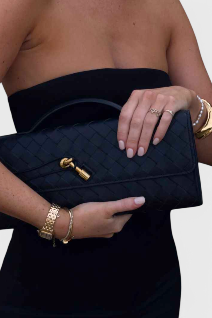 Melanie Pochette con Detalle de Nudo Dorado