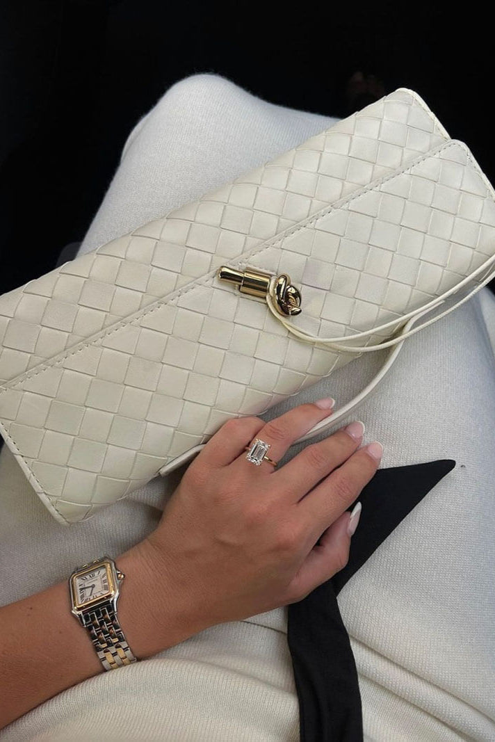 Melanie Pochette con Detalle de Nudo Dorado